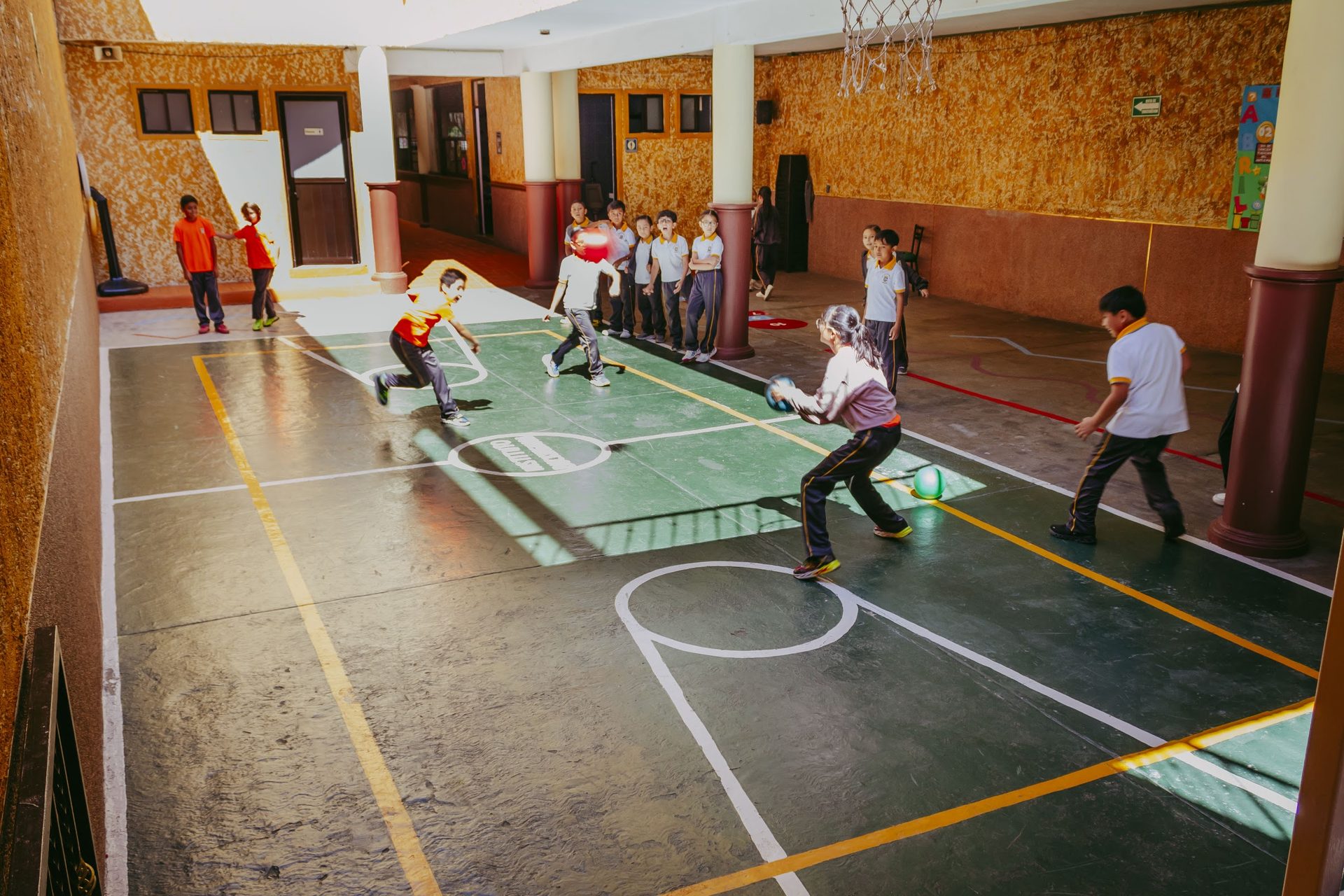 Actividad física en el patio de Instituto Buckingham